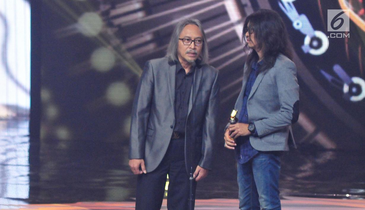 Kelvin Nugroho dan Sentot Sahid menerima penghargaan Penata editing Film Terpuji dalam ajang Festival Film Bandung 2017 di studio 6 Emtek, Jakarta (22/10). (Liputan6.com/Helmi Afandi)