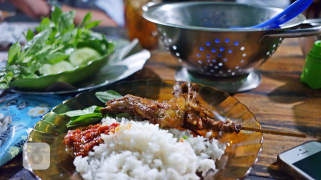 Kuliner Malam Jumat Nikmatnya Menyantap Ayam  Goreng  