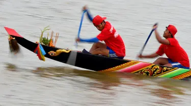 Peserta memacu kecepatan perahu naganya selama Festival Air tahunan di sungai Tonle Sap, Phnom Penh, Senin (11/11/2019). Cambodian Water Festival atau Bon Om Touk yang digelar pada 10-12 November ini merupakan salah satu festival terbesar dan paling populer di Kamboja. (TANG CHHIN Sothy/AFP)