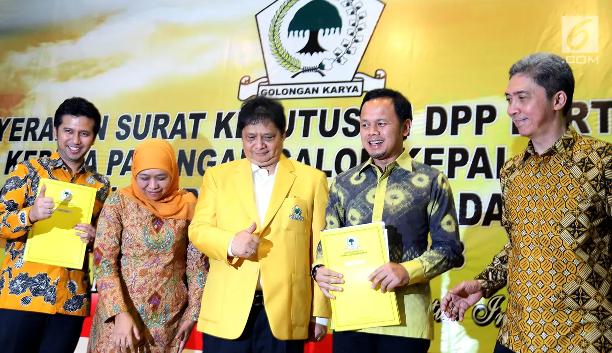 Ketua Umum DPP Partai Golkar Airlangga Hartarto (tengah) berfoto bersama dengan calon Kepala Daerah usai memberi surat rekomendasi di Kantor DPP Partai Golkar, Jakarta, Jumat (5/1). (Liputan6.com/JohanTallo)
