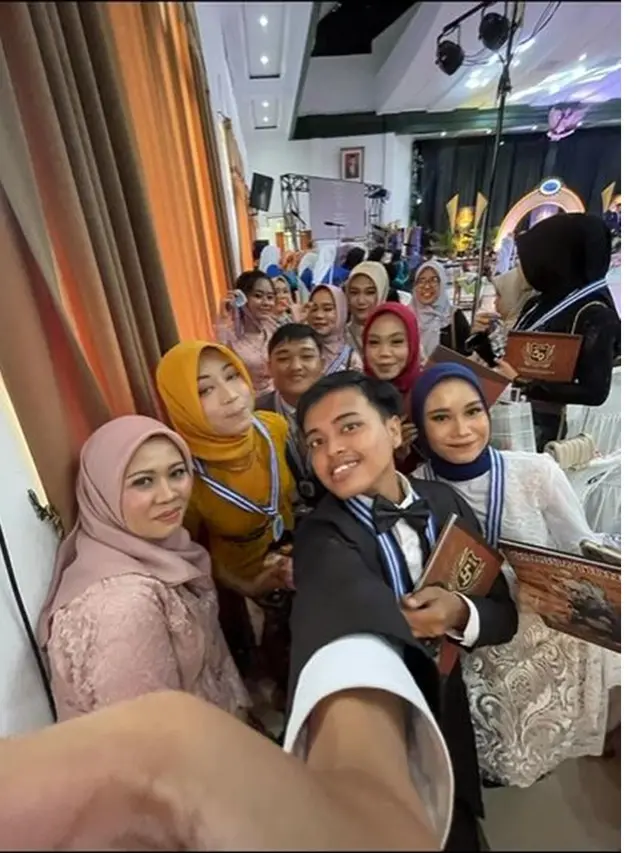 6 Momen Sus Rini Hadiri Wisuda Sekolah Anaknya, Paras Sang Putri Curi Perhatian