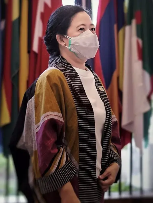 Puan mengenakan outer dengan didominasi warna eartone. Dengan motif garis-garis hitam pada pinggir lengan dan dadanya. Ia memadukannya dengan inner putih. @puanmaharaniri