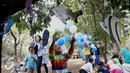 Pengunjung menyaksikan festival laut 2015 di taman Kridaloka,  Senayan, Jakarta, Sabtu (19/9/2015). Festival bertujuan untuk mengenalkan dunia laut Indonesia kepada masyarakat serta untuk menjaganya. (Liputan6.com/Angga Yuniar)