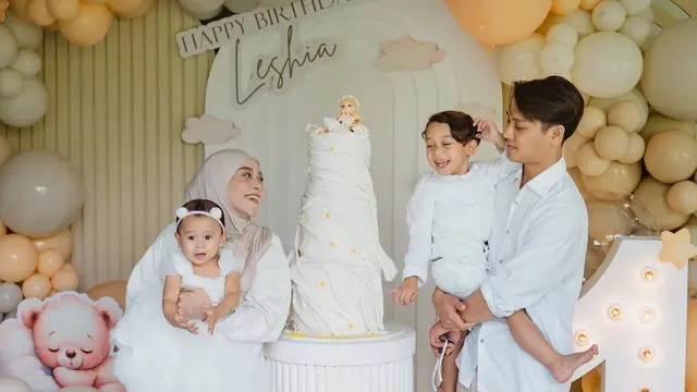 Lesti Kejora saat Rayakan Ulang Tahun Satu Tahun Putrinya dengan kompak pakai baju putih. [@lestikejora]