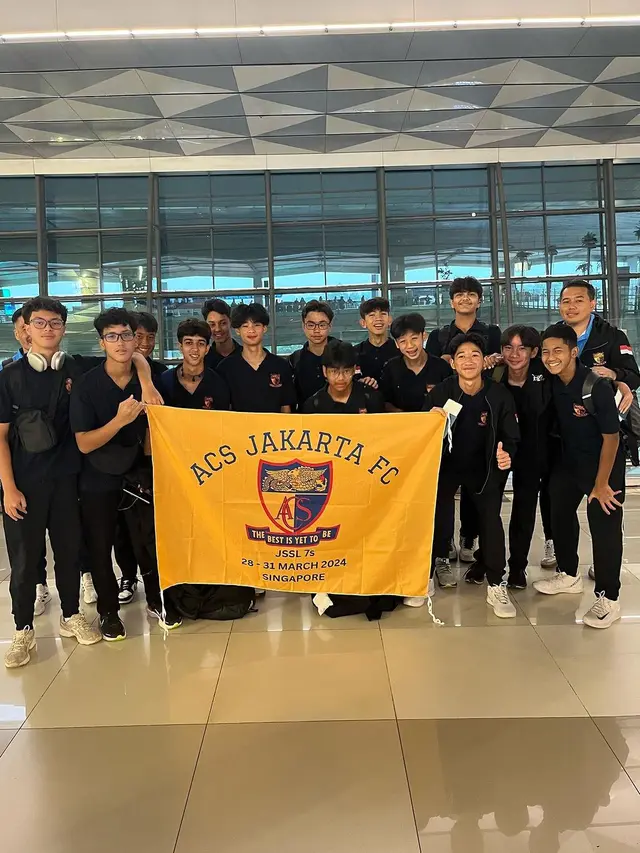 Potret Keanu dan tim ACS Jakarta FC (Sumber: Instagram/@angelinasondakh09)