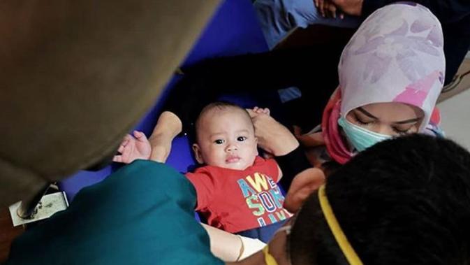 Putra Ridwan Kamil dan Atalia, Bayi Arka saat menjalani khitan.  (dok. Instagram @arkanaidan/https://www.instagram.com/p/CESvuByBRJV/)