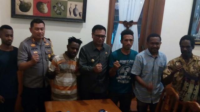 Jabat Erat Perdamaian Wali Kota Malang dan Bupati Puncak Jaya Papua