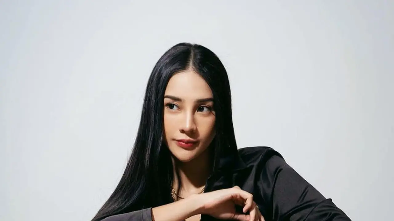 Artis berambut panjang