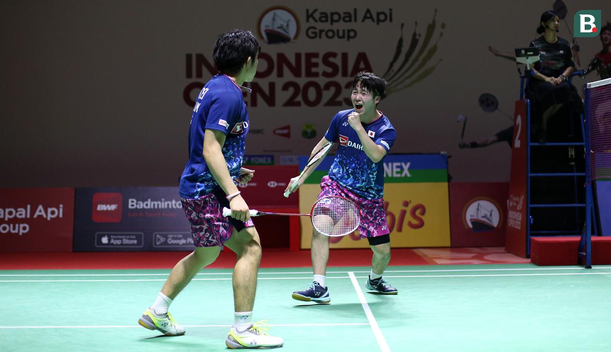Ekspresi pebulu tangkis Jepang, Ayato Endo (kanan) saat melawan pebulu tangkis ganda putra Indonesia, Leo Rolly Carnando/Daniel Marthin pada babak 32 besar Indonesia Open 2023 di Istora Senayan, Jakarta, Selasa (13/06/2023). Wakil Jepang,  Ayato Endo/Yuta Takei kalah dengan skor 21-23, 21-8, 12-21. (Bola.com/Bagaskara Lazuardi)