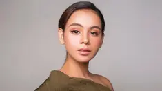 Sahila Hisyam adalah salah satu artis yang sangat fashionable. Untuk menunjang penampilan fashionable-nya, ia sering mengubah gaya rambutnya. Salah satu gaya rambut memesona Sahila adalah rambut ala tahun 80-an, membuatnya semakin terlihat manis.(Liputan6.com/IG/@sahilahisyam)