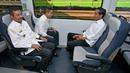 Presiden Joko Widodo berbincang dengan Menhub Ignasius Jonan saat berada di dalam kereta ARS, Medan (3/3). Kereta ARS ini adalah kereta pertama yang mempelopori secara efektif dari pusat kota menuju bandar udaranya secara efektif. (Setpres/Agus Suparto)