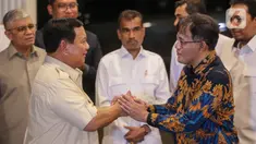 Ketua Umum Partai Gerindra Prabowo Subianto (kiri) berjabat tangan dengan politisi PDIP Budiman Sudjatmiko (kanan) saat berkunjung ke Kediaman Prabowo di Rumah Kertanegara, Kebayoran Baru, Jakarta Selatan, Selasa (18/7/2023). (Liputan6.com/Faizal Fanani)
