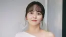 Kim So Hyun menjadi lawan main Song Kang di drama Love Alarm. Perempuan ini terkenal dengan rambut panjang dan pipi tembam yang membuatnya selalu tampak awet muda. Kim So Hyun sering menggerai rambut panjangnya dan tampil dengan makeup natural, seperti hanya menggunakan lip tint atau lip balm saja.