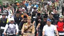 Presiden Joko Widodo (tengah) didampingi Gubernur Jawa Barat Ridwan Kamil (kanan) saat mengikuti Bandung Lautan Sepeda, Sabtu (10/11). Kegiatan yang diadakan oleh Kodam III/Siliwangi ini dalam rangka memperingati Hari Pahlawan. (Liputan6.com/Angga Yuniar)