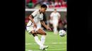 Pemain Real Madrid, Jude Bellingham, menendang bola ke gawang MU yang membuahkan gol dalam pertandingan pramusim Soccer Champions Tour 2023 yang berlangsung di NRG Stadium, Texas, Kamis (27/7/23). (Twitter/@realmadrid)