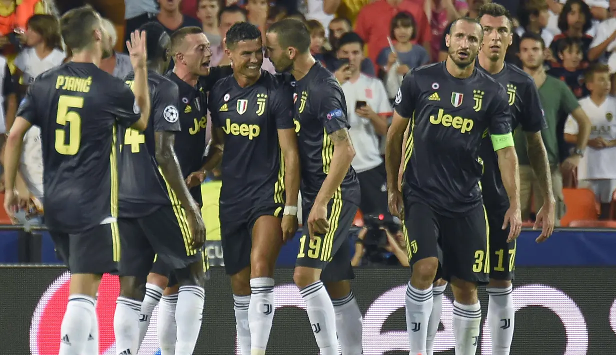 Para pemain Juventus memenangkan Cristiano Ronaldo usai mendapat kartu merah dari wasit saat melawan Valencia pada laga Liga Champions di Stadion Mestalla, Valencia, Rabu (19/9/2018). Juventus menang 2-0 atas Valencia. (AFP/Jose Jordan)