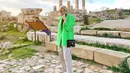 Blazer warna hijau neon juga cocok kamu kombinasikan dengan pants warna beige dan Chelsea boots warna putih. Stylish abis! (Instagram/dssaaksss).
