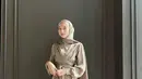 Gamis model wrap warna nude ala selebgram Astri Ratnasari ini bikin penampilan terlihat elegan. (Instagram/nasariastri).