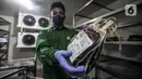 <p>Petugas menunjukkan kantong darah di Palang Merah Indonesia (PMI) DKI Jakarta, Jakarta, Selasa (26/4/2022). Saat ini PMI DKI Jakarta memacu ketersediaan darah dengan layanan jemput bola melalui mobil pelayanan donor darah keliling. (merdeka.com/Iqbal S. Nugroho)</p>