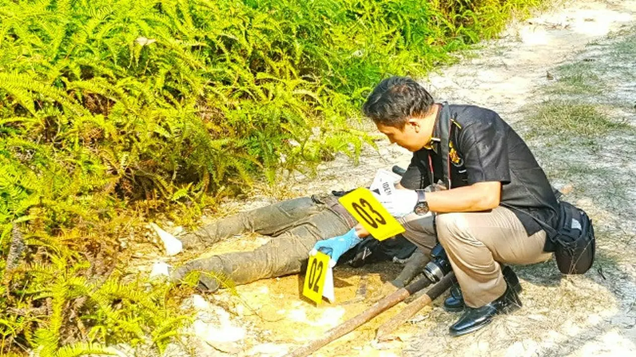 Petugas melakukan olah tempat kejadian perkara di lokasi penemuan mayat di belakang kompleks perkantoran Wali Kota Pekanbaru.