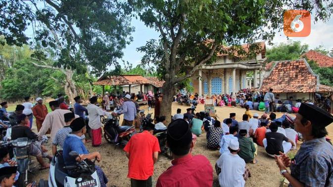 Suasana Maulid Nabi keliling Desa di Kecamatan Klampis Bangkalan. Tradisi ini biasanya disebut sabellesan karena dilaksanakan pada tanggal 11 Rabiul Awal.