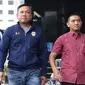 Bupati Pakpak Bharat Sumatera Utara, Remigo Yolanda Berutu (tengah) digiring petugas saat tiba di Gedung KPK, Jakarta, Minggu (18/11). Remigo terkena OTT terkait dugaan penerimaan suap proyek di Dinas PUPR. (Liputan6.com/Helmi Fithriansyah)