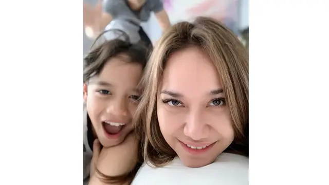 6 Potret BCL Pamer Muka Bantal Bareng Noah Sinclair, Bukti Ibu dan Anak Kompak