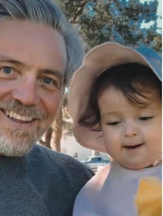 Kirana begitu mewarnai hari-hari bintang film Far Out Boy ini. Senyumnya tak pernah hilang dari wajah pemilik nama asli Paris Thomas Chong saat berdekatan dengan sang putri. (Foto: Instagram/@raazharita)