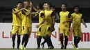 Para pemain Bhayangkara FC merayakan gol yang dicetak Anderson Sales ke gawang Bali United pada laga Piala Presiden 2019 di Stadion Patriot, Bekasi, Kamis (14/3). Bhayangkara menang 4-1 atas Bali. (Bola.com/Yoppy Renato)
