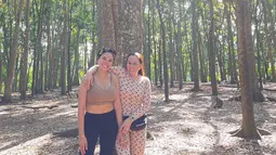 Dalam beberapa potret kedekatan Fitri Salhuteru dan Nikita Mirzani  lebih terlihat seperti saudara kandung dibanding teman atau sahabat. (FOTO: instagram.com/fitri_salhuteru/)