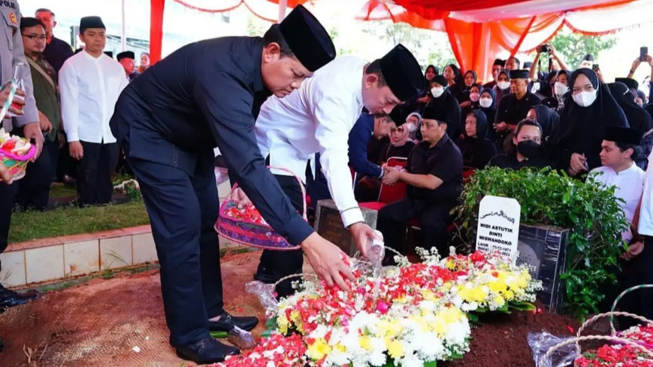 Kapolri Jenderal Listyo Sigit Prabowo dan Panglima TNI Laksamana Yudo Margono turut mengantarkan jenazah istri Wakapolri Komjen Gatot Eddy Pramono