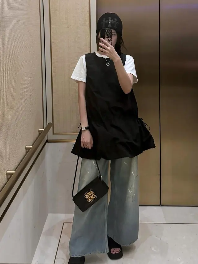 Jisoo Blackpink dan Han So Hee Kenakan Tas Dior Koleksi Terbaru. [@sooyaaa]