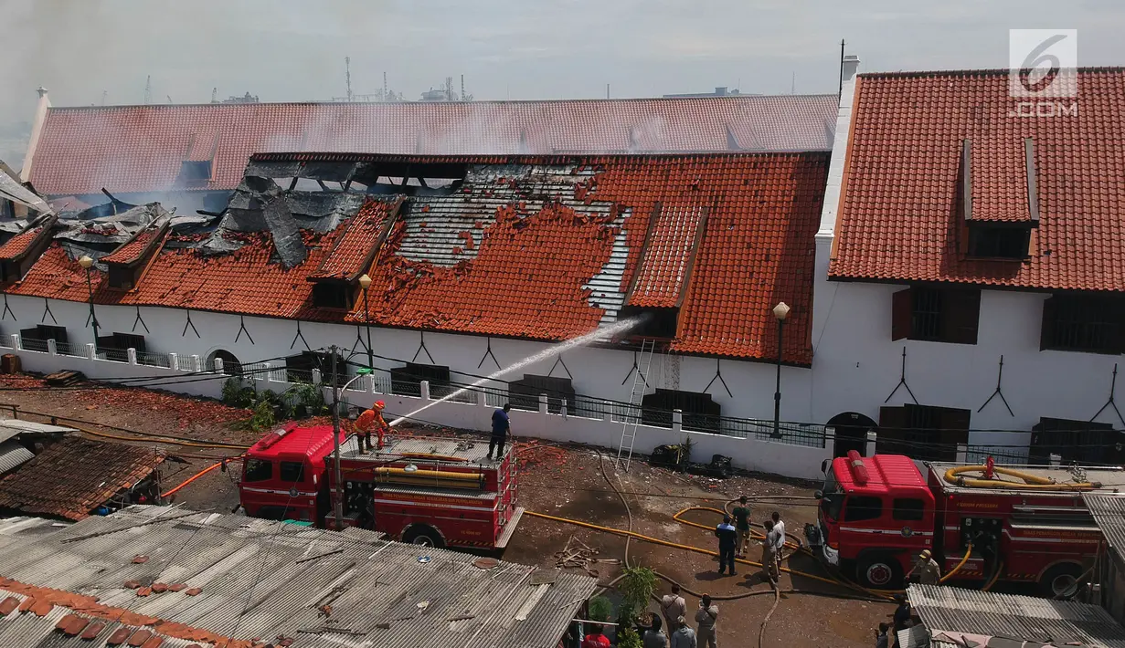 Petugas pemadam kebakaran memadamkan sisa api yang membakar Museum Bahari, Jakarta Utara, Selasa (16/1). Api melahap Gedung A Blok 1 dan 2 dan Gedung C Blok 1 dan 2 tempat penyimpanan benda-benda bersejarah di bidang bahari. (Liputan6.com/Arya Manggala)