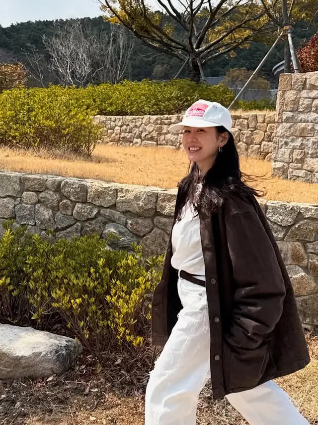 Son Ye Jin Unggah Foto Gandeng Hyun Bin. [@yejinhand]