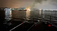 Kapal Penumpang Dumai Line 5 rute Batam - Dumai terbakar di perairan Pelabuhan Sekupang pada Rabu malam (8/6/2022). (Liputan6.com/ Ist)