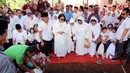 Sabtu (6/2/2016) usai dzuhur almarhumah dimakamkan di pemakaman keluarga di Pesantren Soebono Mantofani, Jombang, Ciputat, Tangerang Selatan. (Dezmond Manullang/Bintang.com)