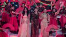 Pedangdut Dewi Perssik (kiri), Siti Badriah (kanan), dan  Zaskia Gotik (tengah) saat tampil dalam Indonesian Dangdut Awards 2018 di Jakarta, Jumat (12/10). Mereka membawakan lagu Bintang Pentas, Bara Bere, dan Tarik Selimut. (Faizal Fanani)