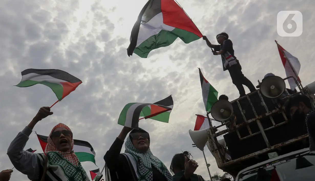 Massa aksi yang tergabung dalam Aliansi Pemuda Indonesia untuk Palestina menggelar unjuk rasa di depan Kedutaan Besar Amerika Serikat, Jakarta, Minggu (20/4/2025). (Liputan6.com/Herman Zakharia)