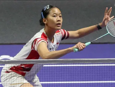 Pebulu tangkis tunggal putri Indonesia Putri Kusuma Wardani mengembalikan kok ke Akane Yamaguchi (Jepang) pada babak perempat final Kapal Api Indonesia Open 2025 di Istora Senayan, Gelora Bung Karno, Jakarta, Jumat (6/6/2025). (Liputan6.com/Herman Zakharia)