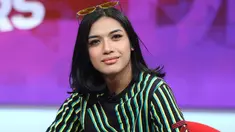 Millen Cyrus blak-blakan soal kegemarannya tapol sebagai perempuan, cibiran warganet, pergulatan batin, dan rencana hidupnya kedapan.