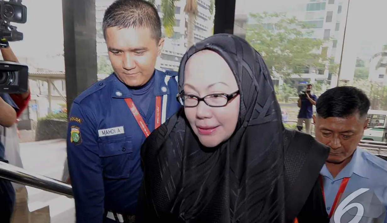Ratu Atut Chosiyah mengenakan busana hitam dengan rompi tahanan saat memenuhi panggilan KPK, Jakarta, Senin (10/11/2014)(Liputan6.com/Miftahul Hayat)
