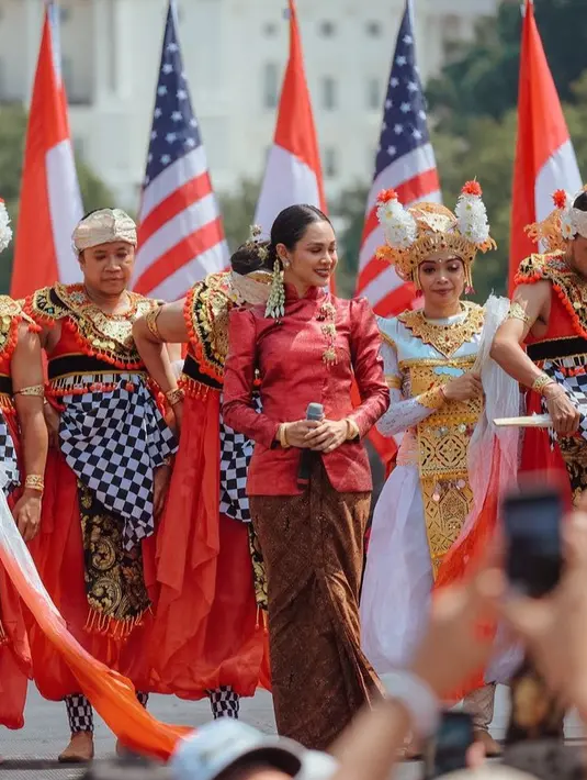 Melengkapi tampilannya, Andien mengenakan aksesori tiga bross keemasan di kebayanya. Lalu dua gelang besar khas nusantara serta anting-anting subeng keemasan. [@andienaisyah]