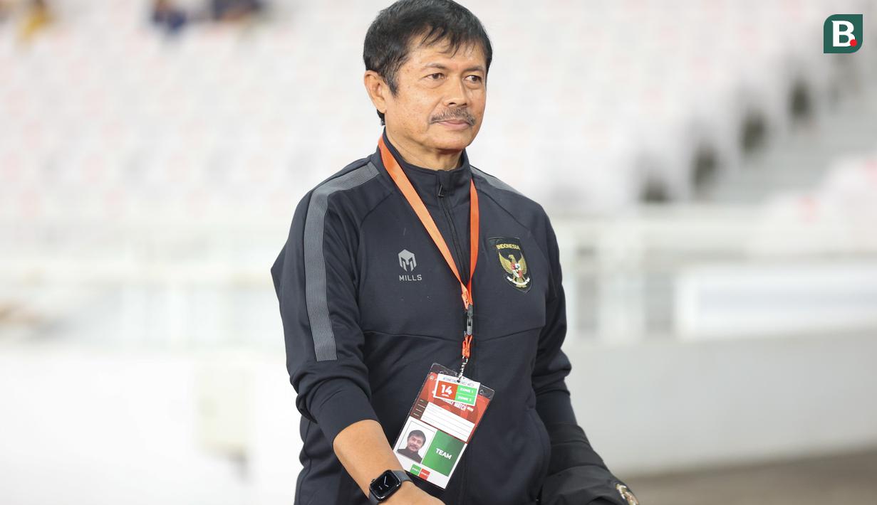 Gaya santai pelatih Timnas Indonesia U-22, Indra Sjafri, dalam pertandingan uji coba timnas Indonesia U-22 melawan Lebanon yang berlangsung di Stadion Utama Gelora Bung Karno (SUGBK), Jakarta, Jumat (14/4/2023). (Bola.com/Abdul Aziz)