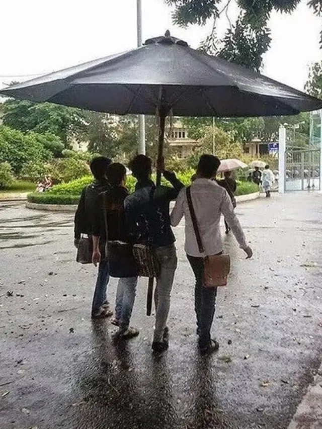 6 Momen Pakai Payung saat Hujan Ini Bikin Senyum Tipis