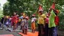 Anak-anak hingga orang tua menyambut acara tersebut dengan ceria. Mereka juga merias diri dengan mengenakan topi ala Santa Claus. (Bola.com/Bagaskara Lazuardi)