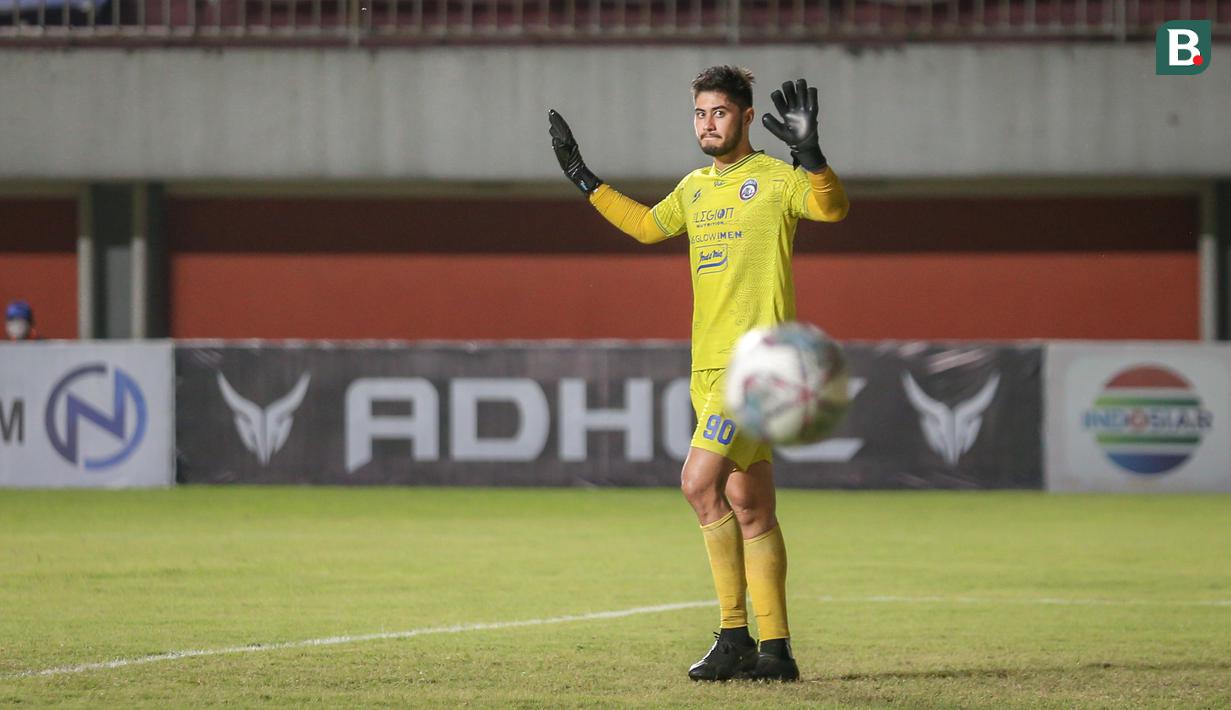 Adilson Maringa juga tak terlihat di bawah mistar gawang Arema FC. Pelatih Eduardo Almeida harus memasang Teguh Amiruddin. Untungnya, ia mampu tampil gemilang untuk tetap membuat gawang Singo Edan tetap perawan. (Bola.com/Bagaskara Lazuardi)