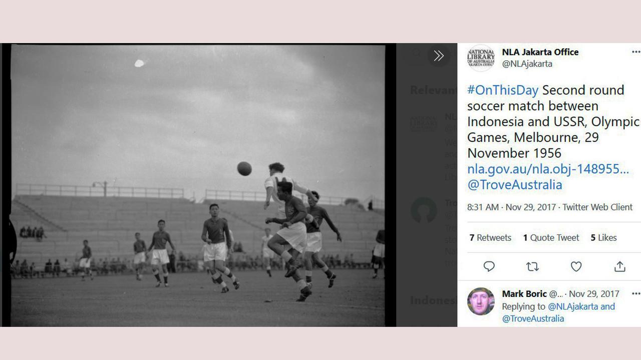 Skuat Garuda menghadapi Timnas Uni Soviet saat babak perempat final sepak bola Olimpiade Melbourne 1956. (Foto: Tangkapan Layar akun Twitter @NLAjakarta)