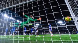 Tuan rumah sempat unggul lebih dulu lewat gol Joao Pedro menjelang akhir babak pertama. Namun, penampilan impresif Ollie Watkins di paruh kedua mengubah arah pertandingan sepenuhnya. (AFP/Glyn Kirk)