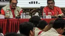 Sekjen PDIP Hasto Kristiyanto (kanan) membuka workshop tentang peta rawan bencana Indonesia di Kantor DPP PDIP, Jakarta, Kamis (13/12). Hasto menambahkan, semua pihak harus siap dengan kondisi bencana. (Liputan6.com/Faizal Fanani)