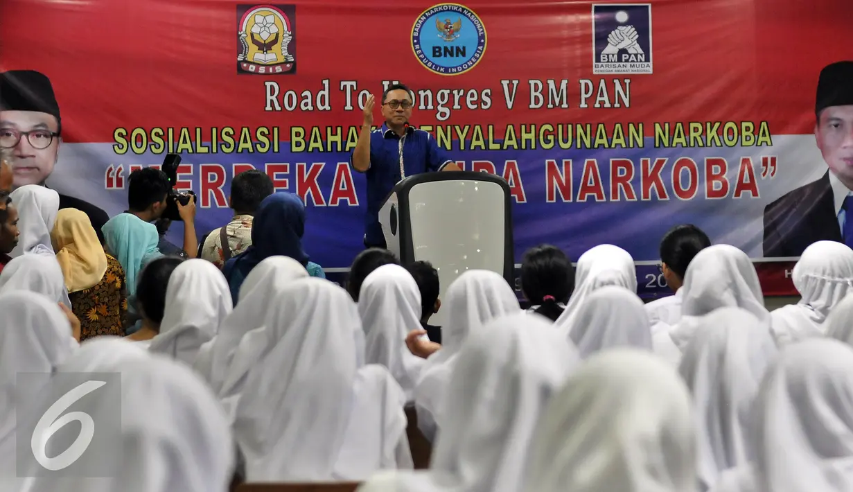 Sambutan Ketua MPR Zulkifli Hasan saat sosialisasi bahaya penyalahgunaan narkoba di SMAN 68, Jakarta, Jumat (19/8). Zulkifli mengaku khawatir dengan generasi muda Indonesia yang tidak hapal dan memahami Empat Pilar. (Liputan6.com/Johan Tallo)